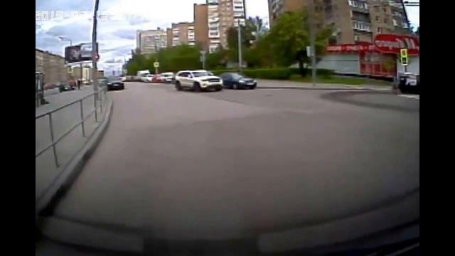 Эвакуатор нарушает ПДД Е473ТС77 смотреть онлайн