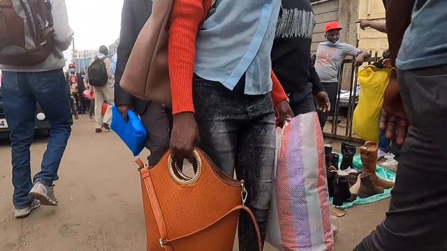 This is how pickpockets take your phone in your bag смотреть онлайн