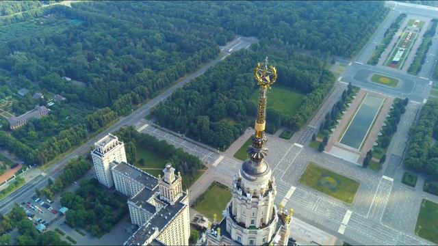 Moscow State University / Пролет над шпилем МГУ смотреть онлайн