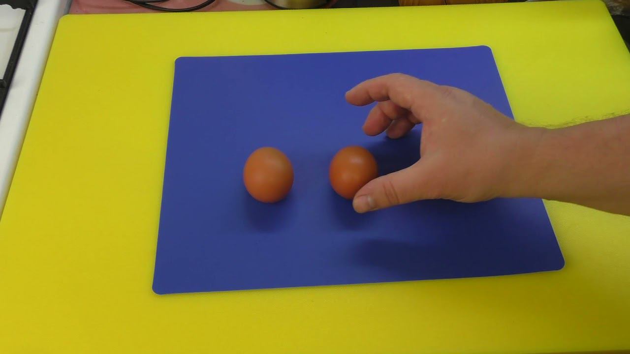 Как отличить вареное яйцо от сырого, не разбивая скорлупу? смотреть онлайн