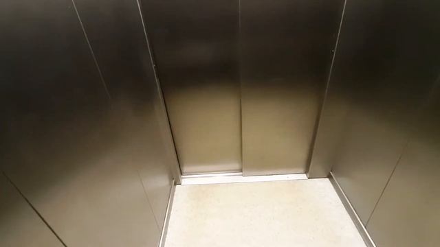 Электрический груза-пассажирский лифт OTIS экзотический версии в трёхэтажном ТЦ в Кудрово. смотреть онлайн