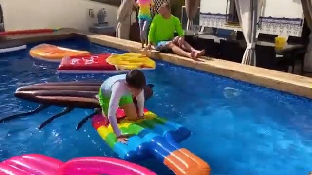 БАССЕЙН ЭТО ЛАВА от МАКС и МИСС КЭТИ смотреть онлайн