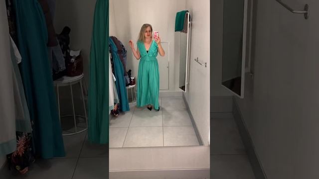 Эффектный женский комбинезон с V-образным вырезом из гофрированной и плиссированной ткани смотреть онлайн