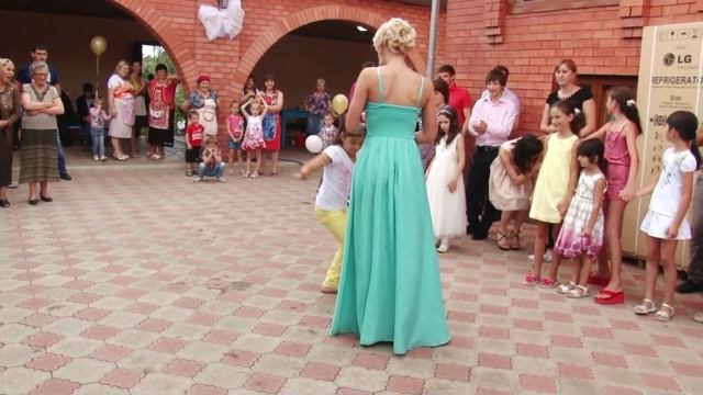 Необычный танец маленькой Осетинки на свадьбе смотреть онлайн