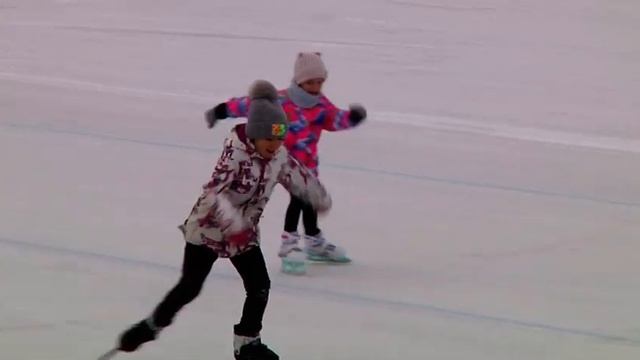 Первенство ЕАО по конькобежному спорту прошло на стадионе «Дальсельмаш» смотреть онлайн