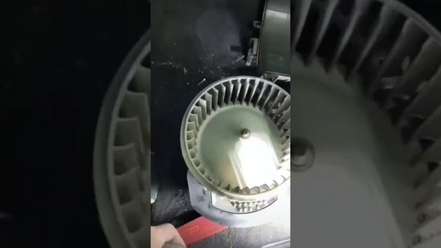 Посторонние звуки в районе мотора печки. смотреть онлайн