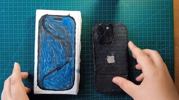 iPhone 15 Pro Max из картона и бумаги