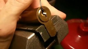 Как открыть замок без ключей?