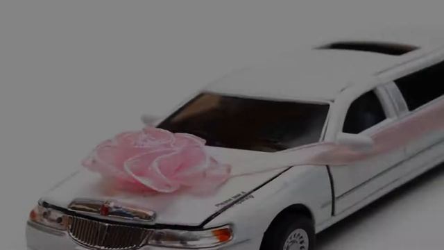 Видео обзор Модель машины Kinsmart Лимузин Lincoln 7d 1999 инерционная, 1/38 смотреть онлайн