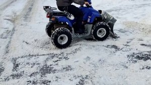 квадроцикл чистит снег