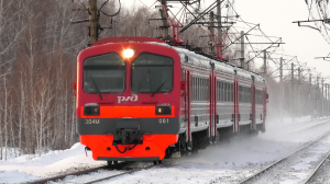 ЭД4М-0061 сообщением Каменск-Уральский — Курган делает остановку на о.п. Шутка