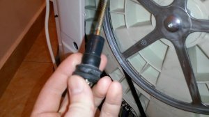 Течёт стиральная машина? Не выкрутили транспортировочные болты!