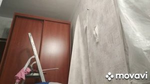 Поклейка обоев в коридоре между дверями в с/узел
