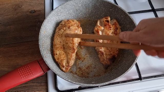 Мясо просто тает во рту! Очень вкусное и нежное куриное филе в соусе! смотреть онлайн