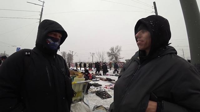 ПОСЛЕДНЯЯ БАРАХОЛКА в мирном Киеве БАЗАР есть БАЗАР каждый ЗАРАБАТЫВАЕТ как может Украина смотреть онлайн