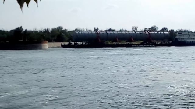 Не каждый день такое увидишь! Огромная колонна с 10 этажный дом транспортируется по реке. смотреть онлайн