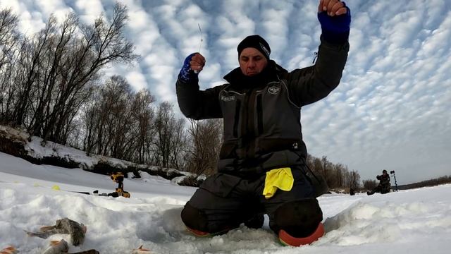 Ловля КРУПНОГО ОКУНЯ со льда на МОЛОТОК!!! МОРМЫШКА не долетает до дна! Рыбалка 2022 с гидом Иваном смотреть онлайн