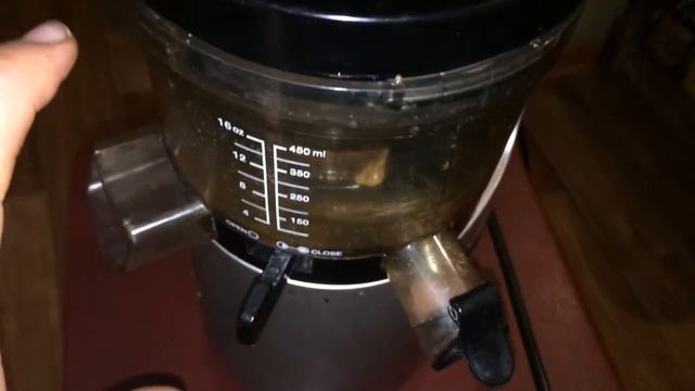 Как открыть крышку шнековой соковыжималки если ее заклинило / How to unlock vertical juicer смотреть онлайн