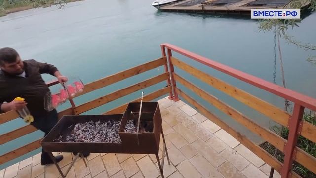 Запекаем золотую форель в Дагестане. Вкусы России смотреть онлайн