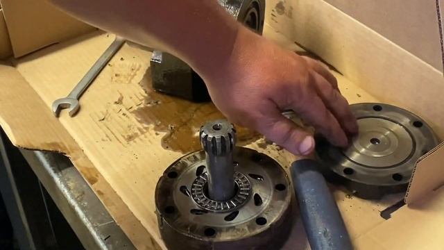 Diagnosing a leak in a hydraulic wheel motor смотреть онлайн