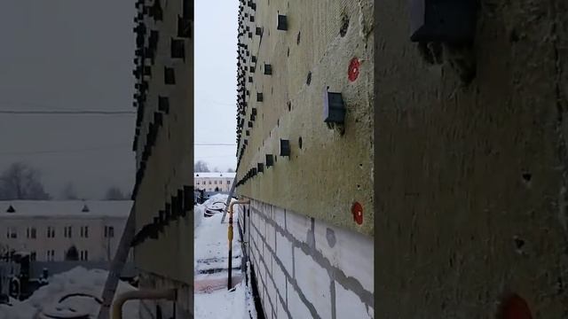 Монтаж утеплителя и обрешетки для панелей KMEW