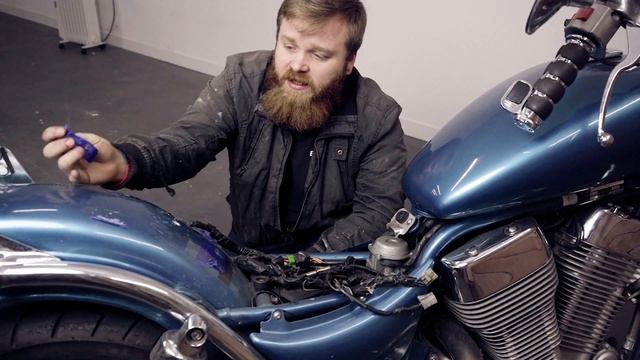 Suzuki Intruder VS1400: Remove Seat and Tank - Tear Down Part 1 смотреть онлайн
