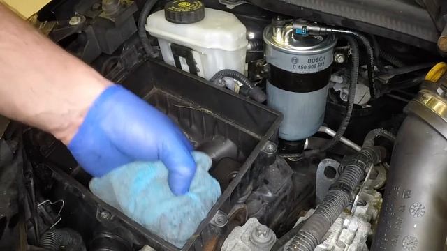 Vauxhall Corsa (2006 - 2010) - Replace the air filter смотреть онлайн