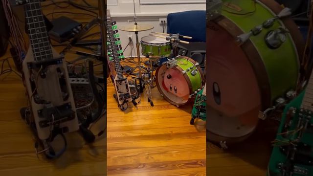 Smells Like Teen.. Robots #guitar #bass #drums #robot #band #animatronic #nirvana смотреть онлайн