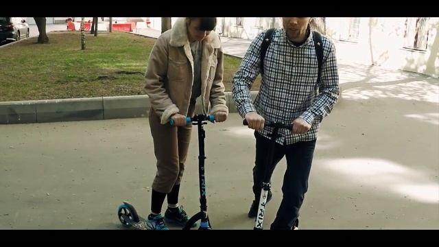 A walk on scooters around Moscow смотреть онлайн