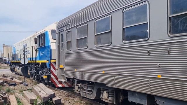 Locomotora MF 104 y 3 coches Sorefame en Estación Mercedes Ferrocarril Sarmiento. смотреть онлайн