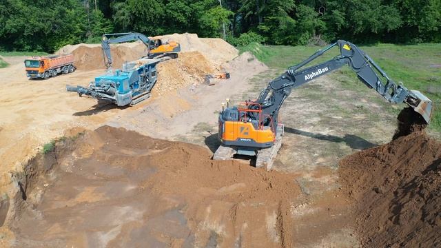 Volvo ECR 355E NL, EC 240C and L70G working on jobsite смотреть онлайн