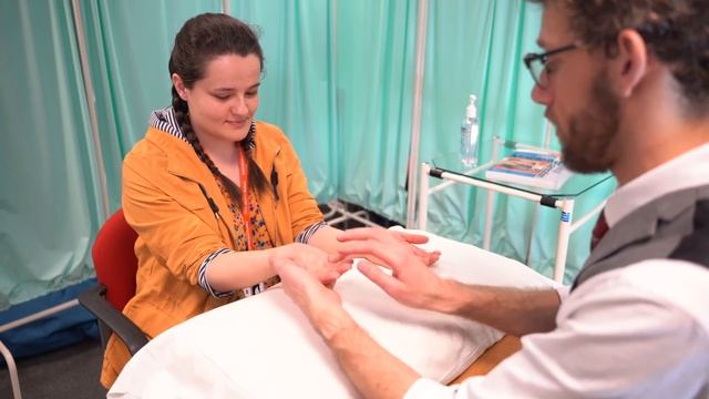 Hand Clinical Examination - 4K - Warwick Medical School смотреть онлайн