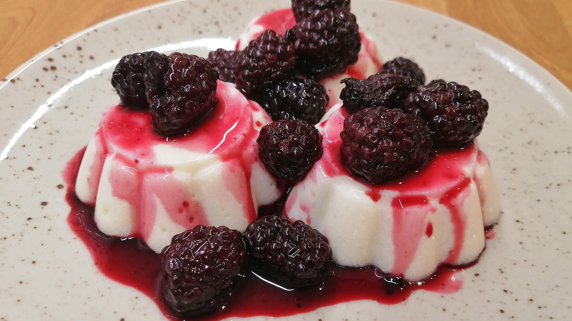 ТВОРОЖНО-ЯБЛОЧНОЕ ЖЕЛЕ с соусом из ежевики смотреть онлайн