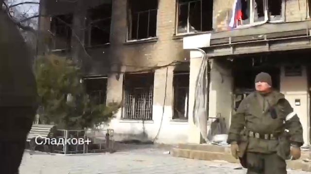 УКРАИНСКАЯ ЭЛИТНАЯ ЧАСТЬ, УБЕГАЯ СО СВОЕЙ БАЗЫ ЗАБЫЛА СНЯТЬ УКРАИНСКИЙ ФЛАГ.M4V смотреть онлайн