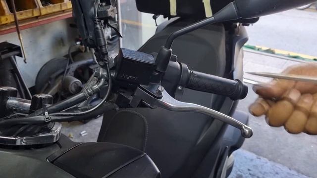 Replacement in 1 minute!! - Honda PCX 125 Brake Lever смотреть онлайн