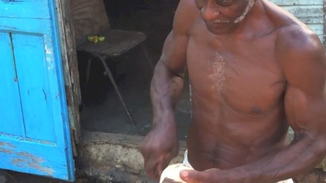 Как почистить кокос - How To Open A Coconut