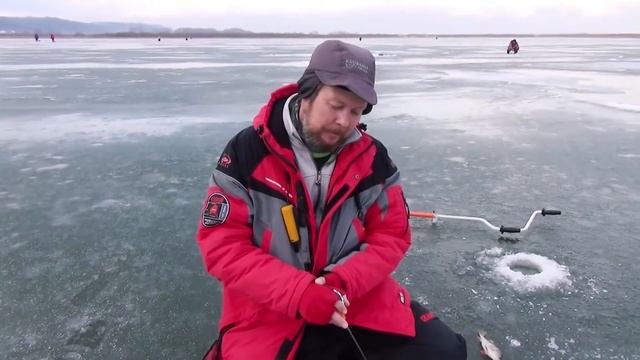 Рыбалка по перволедью: ловля окуня и плотвы на безнасадочную мормышку смотреть онлайн
