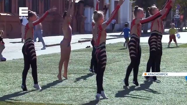 Сотни людей пришли прогуляться по пешеходному проспекту Мира в Красноярске смотреть онлайн