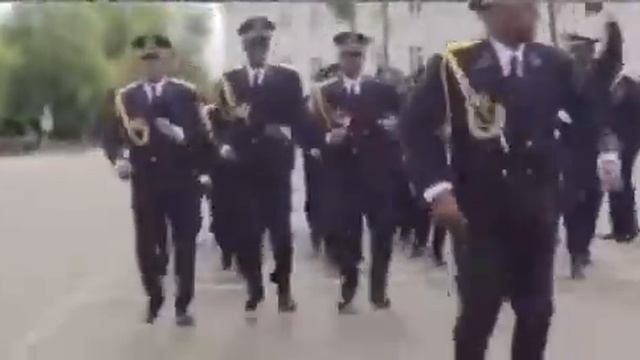 Не знаю как они воюют, но маршируют задорно - армия Анголы смотреть онлайн