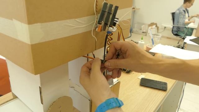 Собираем большого робота из картонных коробок, линеек и сервоприводов. Проекты 2.0 смотреть онлайн