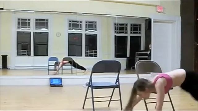 Help Aisha get to Pilobolus! смотреть онлайн