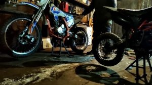 Подставка для мотоцикла ,по принципу: центральная подножка.