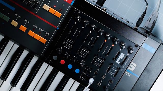 RYK Modular M185 Sequencer plays Roland Juno 106 Sythensizer MIDI demo смотреть онлайн