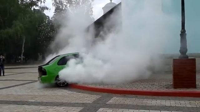 В Керчи на площади Ленина жгли ризину смотреть онлайн