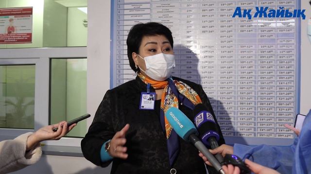 В Атырау первыми вакцинировались замакима и медицинские руководители смотреть онлайн