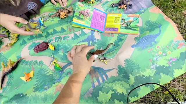 GINMIC Набор Динозавров с Ковриком и Рюкзаком Dinosaur Toys Activity Play Mat Bag Backpack Каролина смотреть онлайн