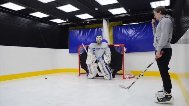 Тренировка вратаря на синтетическом льду в центре Олега Кваша смотреть онлайн