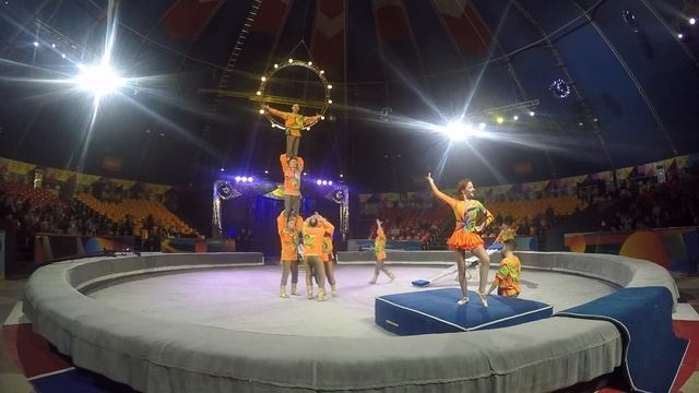 акробаты на подкидные досках 