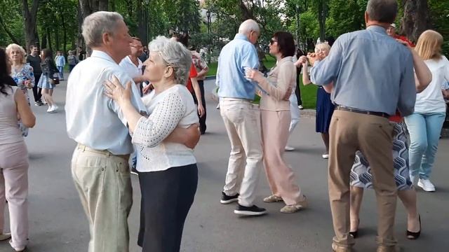 Калины цвет!!!Танцы в саду Шевченко,Харьков,май 2021. смотреть онлайн