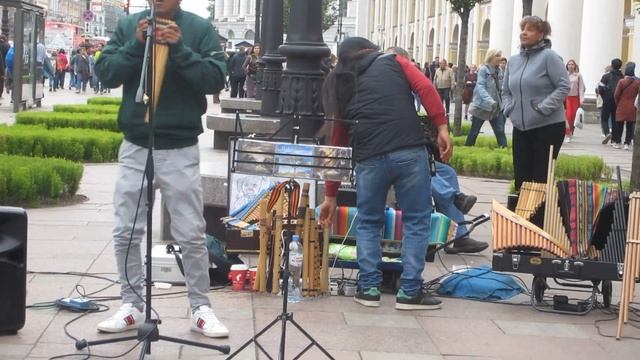 Питерские #уличные_музыканты. (01.08.19) группа #7созвездий ,#пакари . смотреть онлайн